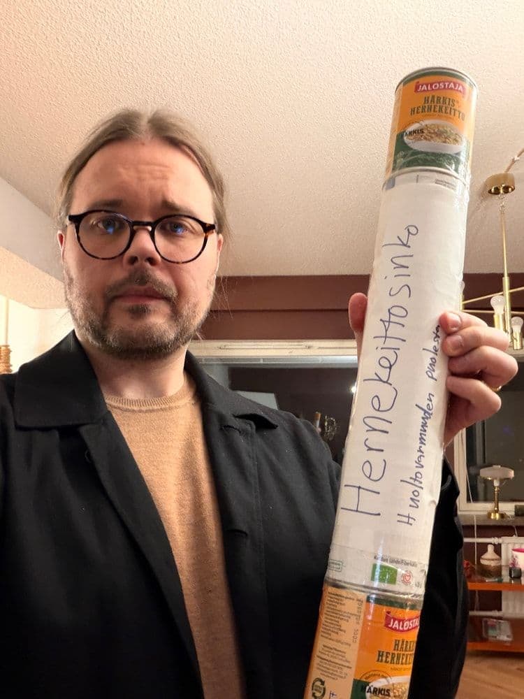 Vein taannoin hernekeittosingon Tampereen kaupunginvaltuuston pikkujoulujen secret santa -lahjaksi. Huoltovarmuuden nimissä!