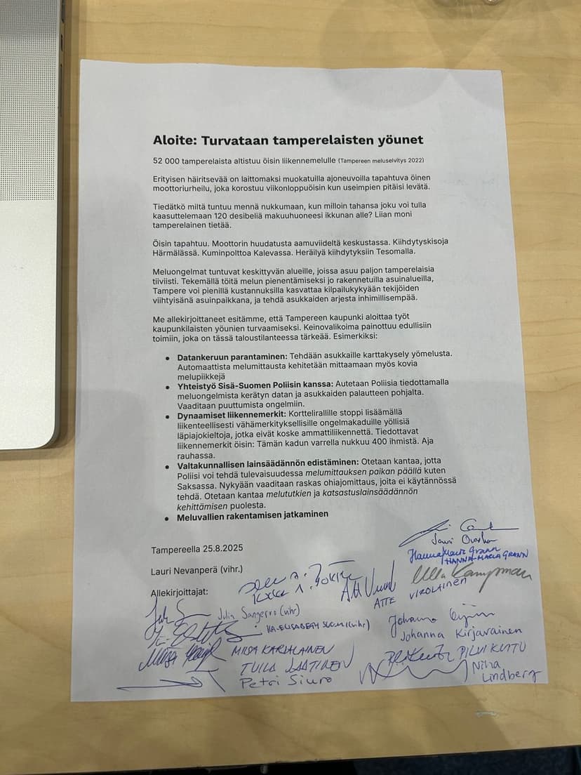 Kaupunginvaltuuston kokous: Pörinää ja keskustelua lipun raidoista