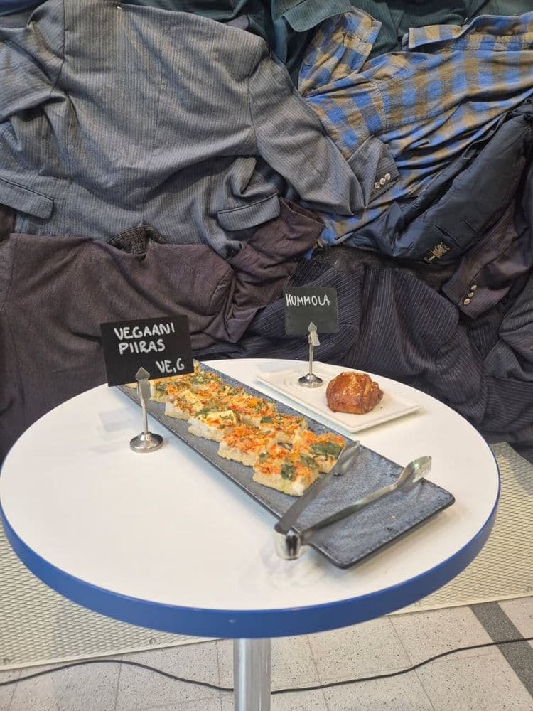 Kuva: Vilhartti Hanhilahti (kesk.)