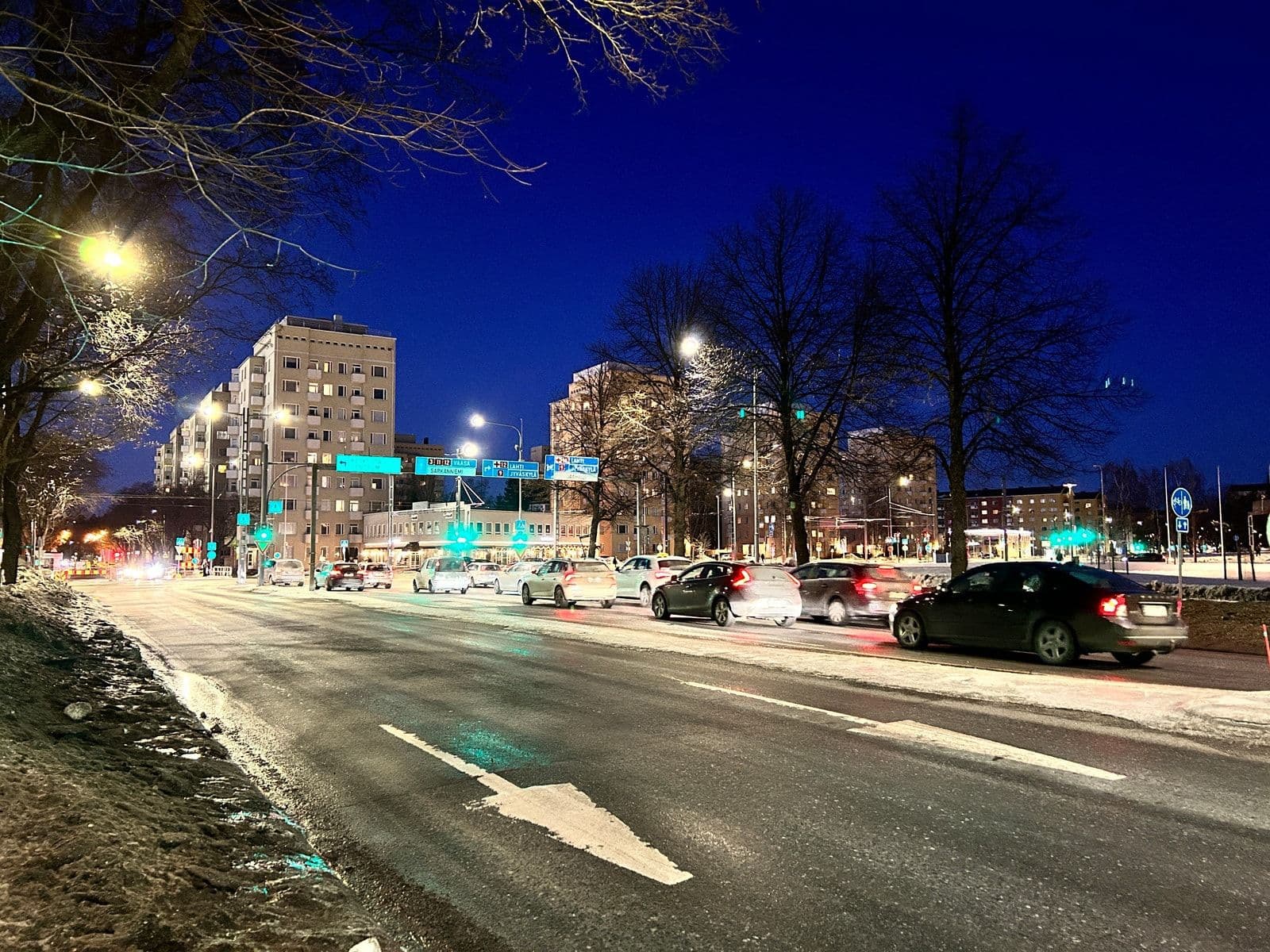 Sammonkadun ruuhkaristeys Tampereella iltapimeällä, liikennevalot ja autojen valojuovat